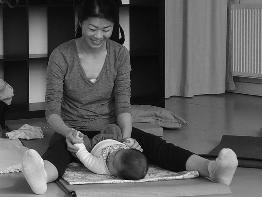 THE BENEFITS OF POST-NATAL YOGA FOR BOTH MUMS & BABIES